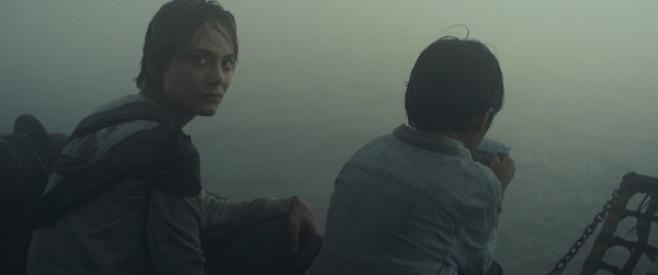 Кадр из фильма Чужая Земля