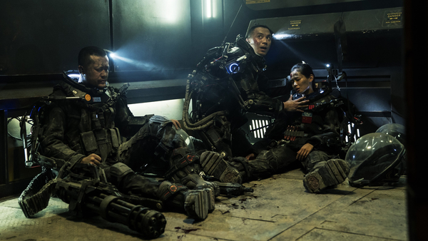 Кадр из фильма Блуждающая Земля