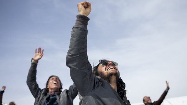 Кадр из фильма Общество снега