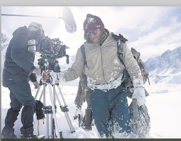 Кадр из фильма Общество снега