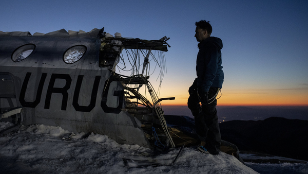 Кадр из фильма Общество снега