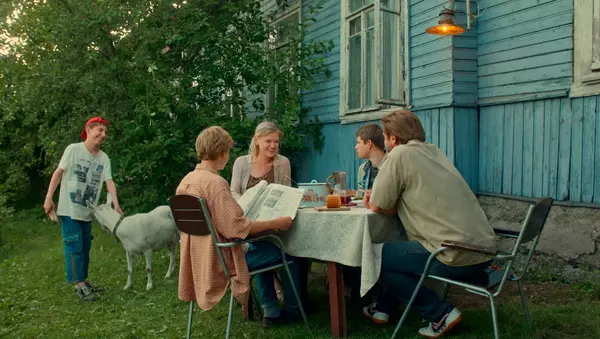 Кадр из фильма Лето. Нулевые